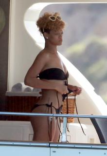 Rihanna dans Bikini [1200x1745] [145.45 kb]