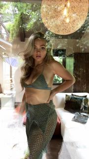 Natalie Alyn Lind na Bikini [740x1314] [270.17 kb]