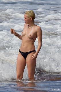Miley Cyrus in Topless [2400x3600] [1115.88 kb]
