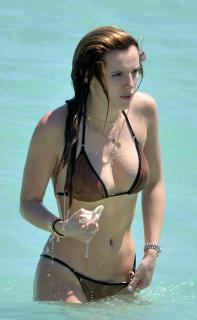 Bella Thorne dans Bikini [881x1430] [209.97 kb]