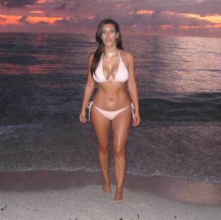 Kim Kardashian [2000x1993] [458.12 kb]