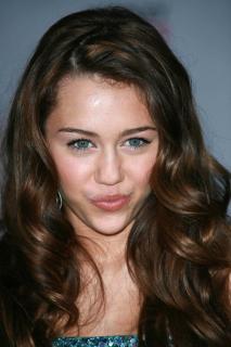 Miley Cyrus [2336x3504] [619.96 kb]
