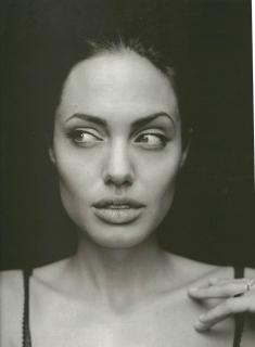 Angelina Jolie [736x1002] [53.81 kb]