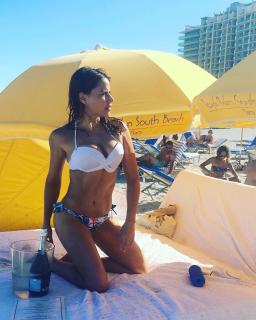 Mónica Hoyos in Bikini [1080x1350] [244.44 kb]