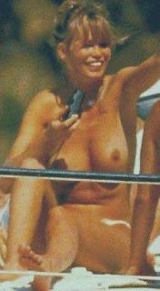 Claudia Schiffer in Topless [253x458] [19.72 kb]