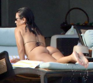 Kourtney Kardashian in Bikini [2400x2156] [413.98 kb]