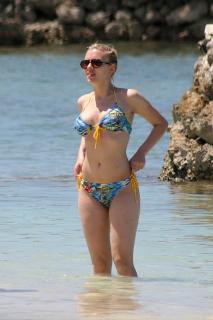 Scarlett Johansson na Bikini [1600x2394] [438.51 kb]