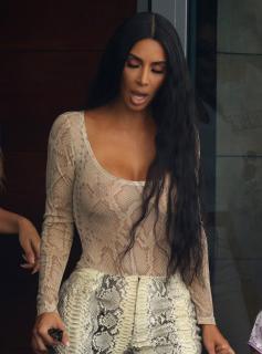 Kim Kardashian [1025x1381] [244.83 kb]
