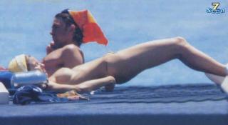 Martina Colombari en Topless [848x466] [44.38 kb]