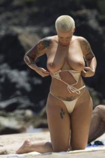 Amber Rose in Topless [540x810] [54.12 kb]