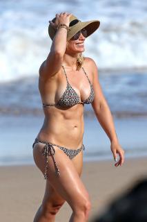 Hilary Duff in Bikini [2392x3588] [1312.94 kb]