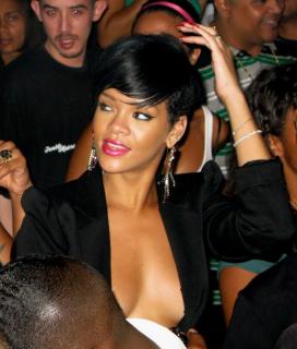 Rihanna [1700x2000] [289.06 kb]