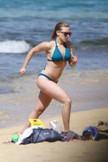 Scarlett Johansson in Bikini [2800x4200] [440.04 kb]