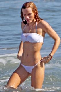 Bella Thorne dans Bikini [800x1200] [189.39 kb]