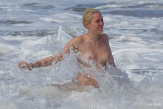 Miley Cyrus dans Topless [3600x2400] [932.8 kb]