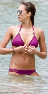 Jessica Alba na Bikini [470x917] [98.52 kb]