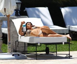 Kim Kardashian in Bikini [2100x1768] [362.19 kb]