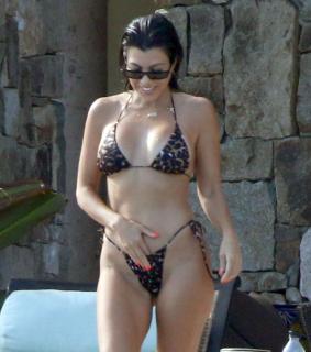 Kourtney Kardashian na Bikini [2400x2713] [583.9 kb]