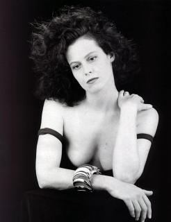 Sigourney Weaver [924x1200] [82.83 kb]