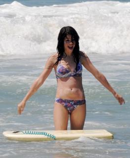 Selena Gomez dans Bikini [956x1163] [105.62 kb]