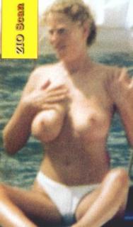 Alessia Marcuzzi in Topless [294x500] [23.93 kb]