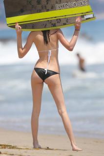 Kendall Jenner dans Bikini [800x1200] [71.35 kb]