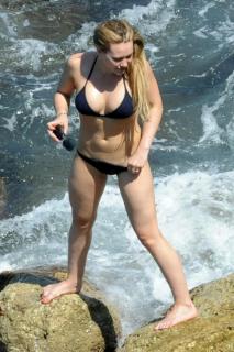 Hilary Duff in Bikini [799x1200] [128.43 kb]