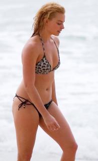 Margot Robbie na Bikini [1465x2400] [302.3 kb]