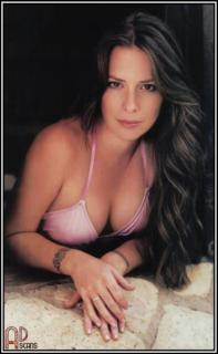 Holly Marie Combs in Stuff [370x600] [27.13 kb]