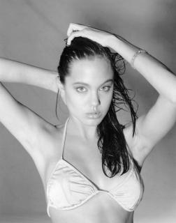Angelina Jolie [945x1200] [93.03 kb]