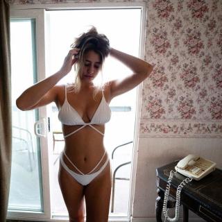 Lia Marie Johnson dans Bikini [740x740] [144.48 kb]
