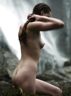 Alyssa Sutherland in Vikings Nude [756x1024] [89.56 kb]