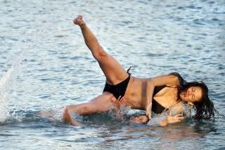 Kelly Preston in Bikini [1800x1200] [410.05 kb]