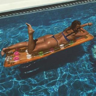 Amanda Parraga dans Bikini [700x700] [145.59 kb]