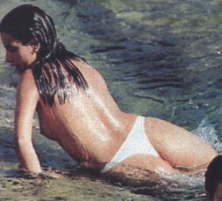 Mónica Cruz in Topless [552x500] [45.06 kb]