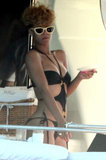 Rihanna dans Bikini [1200x1800] [185.19 kb]