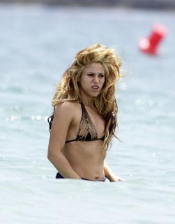 Shakira dans Bikini [1422x1809] [311.66 kb]