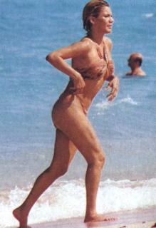 Ivonne Reyes in Bikini [343x500] [27.21 kb]