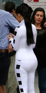 Kim Kardashian [900x1800] [173.09 kb]