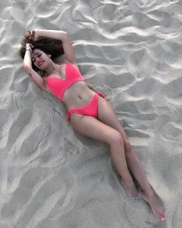 Yara Puebla dans Bikini [1080x1350] [335.36 kb]