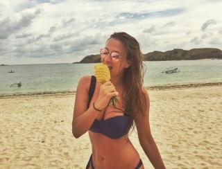 Amanda Parraga in Bikini [1080x826] [153.62 kb]