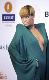 Rihanna [1200x1946] [162.85 kb]