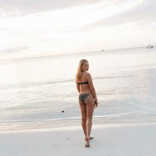 Sadie Calvano dans Bikini [640x640] [71.34 kb]