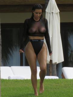 Kim Kardashian [895x1182] [236.85 kb]