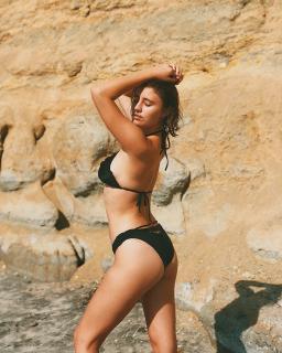Lia Marie Johnson dans Bikini [1080x1349] [401.52 kb]