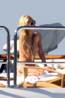 Paris Hilton dans Topless [600x900] [74.57 kb]