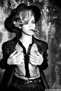 Rihanna dans Talk That Talk Album [512x768] [79.9 kb]