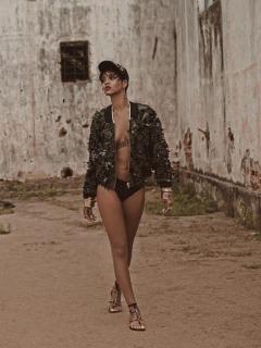Rihanna dans Vogue [698x928] [86.85 kb]
