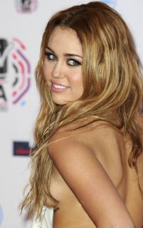 Miley Cyrus [2550x4054] [1070.15 kb]