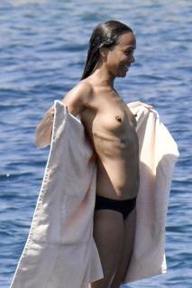 Zoe Saldana dans Topless [1282x1920] [359.02 kb]